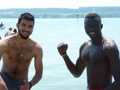 Zwei Männer nach dem Schwimmen